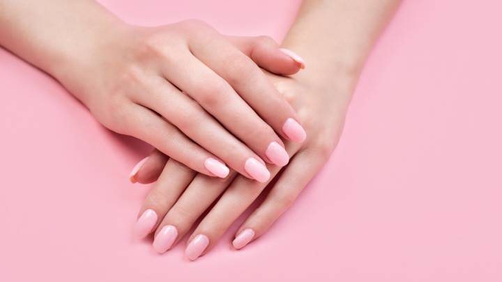 6 diseños de uñas minimalistas de los 90 que están de regreso para el otoño 2025