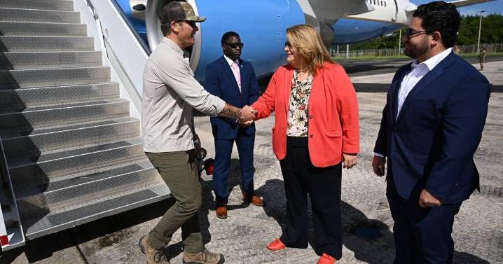Llega a Puerto Rico el secretario de Guerra de Estados Unidos, Pete Hegseth