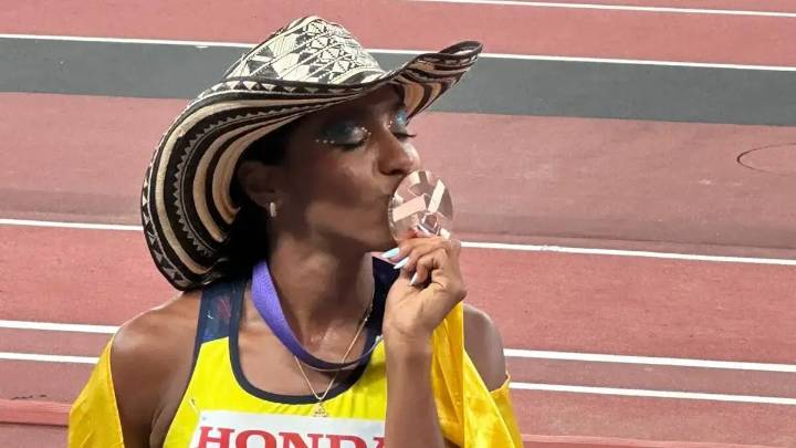Natalia Linares luce la medalla de bronce que ganó en el salto largo del Mundial de atletismo de Tokio