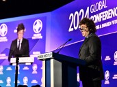 Milei en Los Angeles: breve estadía, encuentro con inversores y hasta una foto con una aspirante a astronauta