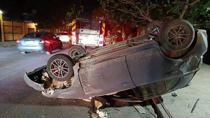 Conductor ebrio termina lesionado y volcado en Gómez Palacio