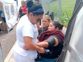 Familiares de víctimas de explosión en Iztapalapa, enferman mientras esperan fuera del hospital