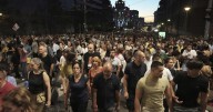 Miles de manifestantes antigubernamentales exigen elecciones anticipadas en Serbia