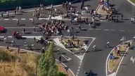 Manifestantes propalestinos cortan la carretera al paso de la fuga y obligan a modificar el recorrido de la Vuelta