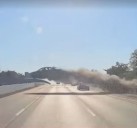 Imágenes impresionantes. Impactante accidente en Nueva York: tuvo una convulsión, perdió el control de su auto, voló sobre la autopista y sobrevivió