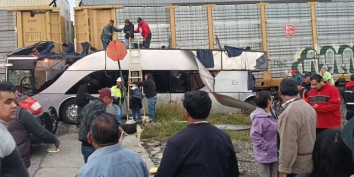 Tren embiste camión de pasajeros en Atlacomulco, Edomex, y deja 8 muertos y 45 heridos