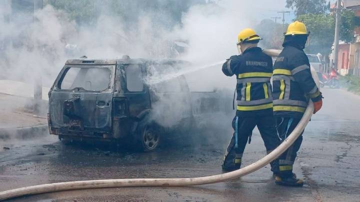 Un automóvil se incendió por completo en Las Termas: solo dejo perdidas materiales