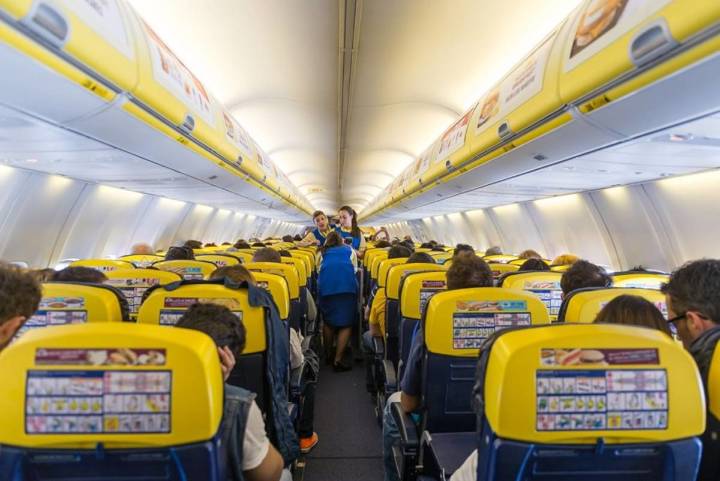 Desde amenazas de bomba a peleas por unas papas: los incidentes más sonados de Ryanair en Canarias