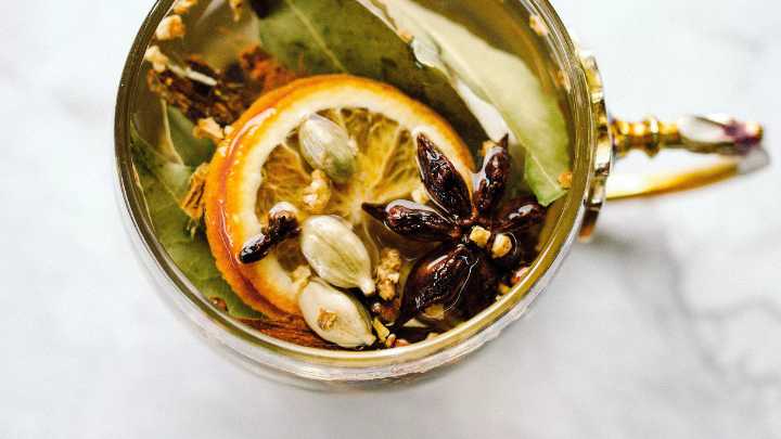 Por qué deberías hervir hojas de laurel con rodajas de limón