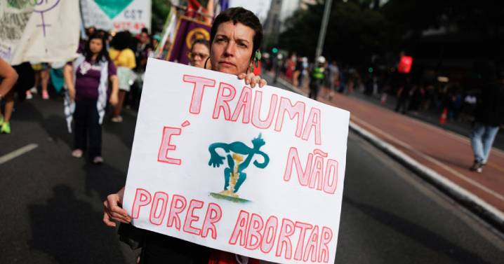 Mujeres marchan por el derecho al aborto legal, seguro y gratuito en Brasil