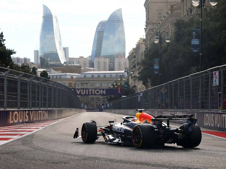 Verstappen ganó la ‘pole’ en Azerbaiyán; hubo 6 banderas rojas