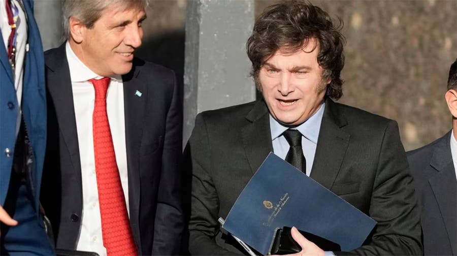 El Gobierno analiza incluir el proyecto que busca promover el uso de “dólares del colchón” en el Presupuesto 2026