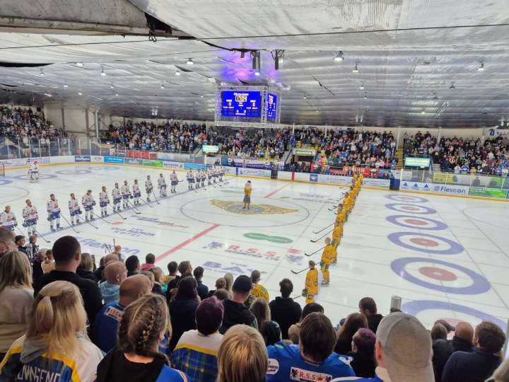 Stars come out on top in pre-season double