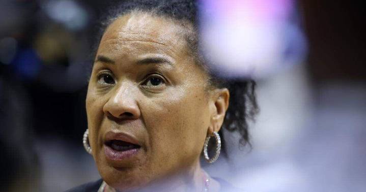 Dawn Staley explains how new Nike deal will help Gamecocks WBB in recruiting