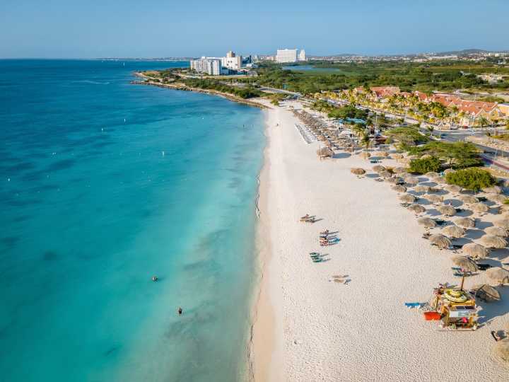 Aerolíneas Argentinas lanza una ruta inédita: tendrá vuelos a Aruba por el boom de viajes al exterior