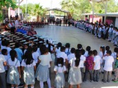 Entrega Omar Del Valle Colosio mesabancos a primaria indígena de Pesqueira