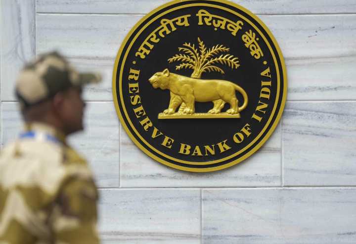 RBI permits banks to grant working capital loans  to manufacturers using gold as raw material