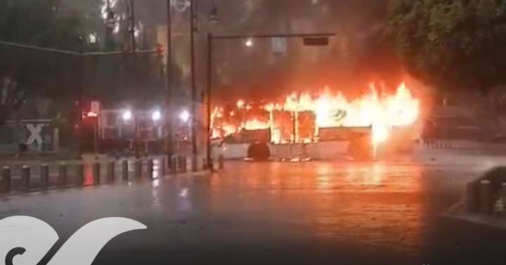 Normalistas de Teteles incendian unidad de Ruta en boulevard 5 de Mayo