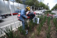 Reconstruyen Memorial a los 43 normalistas en Reforma
