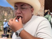 ¡Increíble! Influencer mexicano come excremento en plena fiesta con Eduin Caz