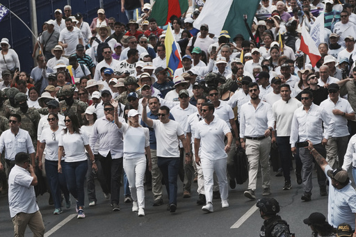 Presidente Noboa encabeza marcha por la paz mientras se alista una movilización contra su gobierno