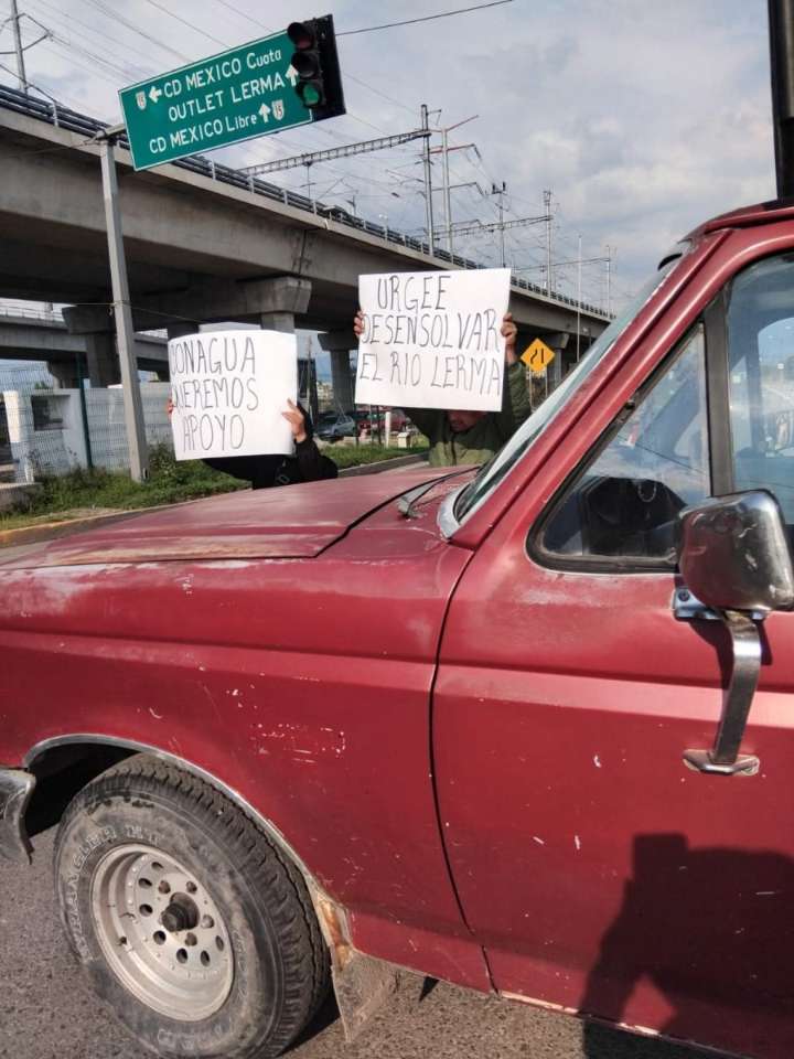 HABITANTES SE MANIFESTARON EN LA AVENIDA LAS TORRES; POR EL DESBORDAMIENTO DE AGUA DEL RÍO LERMA