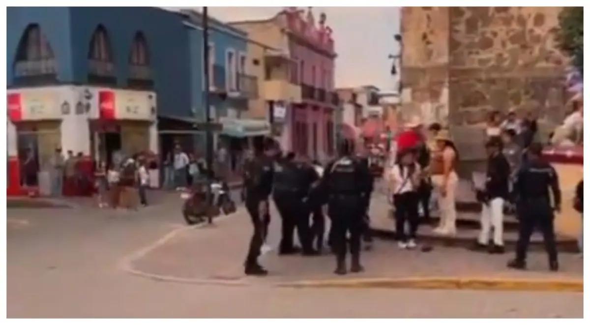 Hombre ebrio desarma a policía y realiza detonaciones en el Centro de Tequila, Jalisco (VIDEO)