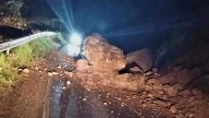 Bloquean rocas y lodo antigua carretera federal México