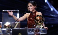 Aitana Bonmatí gana el Balón de Oro por tercer año consecutivo, recibió el premio de manos de su ídolo Andrés Iniesta