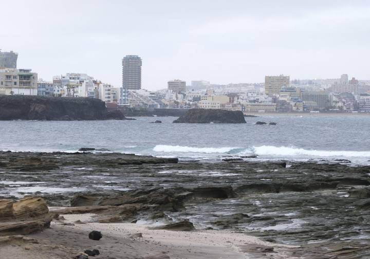 Los últimos coletazos de lluvias riegan Canarias y la AEMET ya avisa de la llegada de los 30 grados