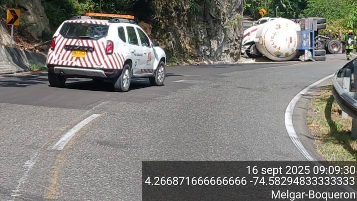 Persiste el paso restringido en la Nariz del Diablo tras volcamiento de camión cisterna que transportaba gas en la vía Bogotá