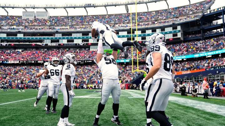 Geno Smith passes for 362 yards and a TD in Raiders debut as Vegas thwarts Patriots 20