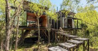 Una inspiradora casa de madera a metros del río: así es el refugio familiar de dos arquitectos