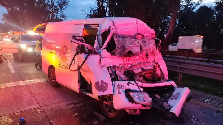 Choque entre ambulancia y tráiler en la México–Querétaro deja dos muertos y nueve heridos
