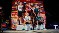 El Visma improvisa un podio para celebrar el triunfo de Vingegaard