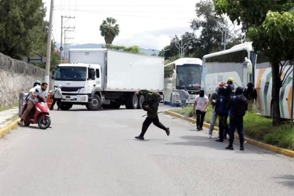 Lanzan petardos a Zona Militar en Chilpancingo por los 43
