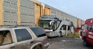 Tren arrolla a autobús que intentó ganar el paso en Atlacomulco: Hay 10 personas muertas y 47 heridos