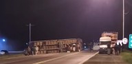 Volcó un camión con pollos en Chacabuco: vecinos se llevaron toda la mercadería