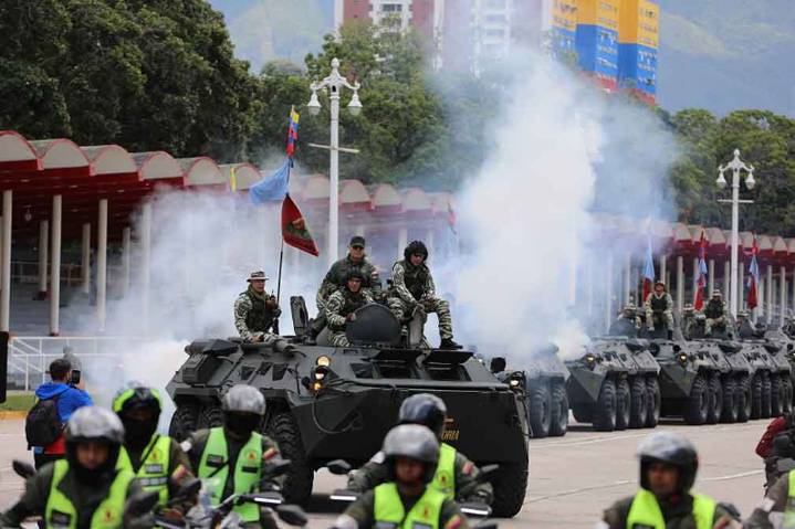 FANB y pueblo, en hecho inédito, volcados en calles de Venezuela (+Fotos)
