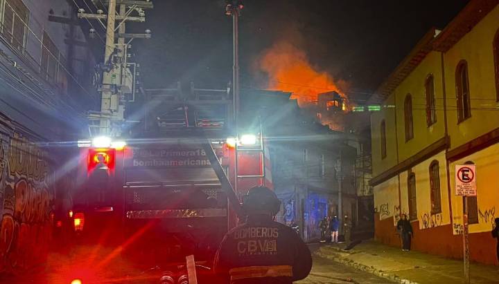 Tres viviendas consumidas deja incendio en el cerro El Litre de Valparaíso: una casa colapsó