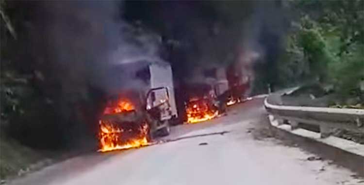 Queman tres camiones en la vía de Chocó a Risaralda
