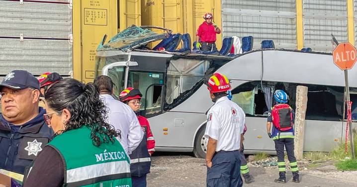 Cae chofer que intentó ganarle el paso a tren