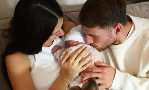 Alexis Mac Allister y Ailén Cova presentaron a Alaia, su primera hija: “Llegó el momento más lindo“
