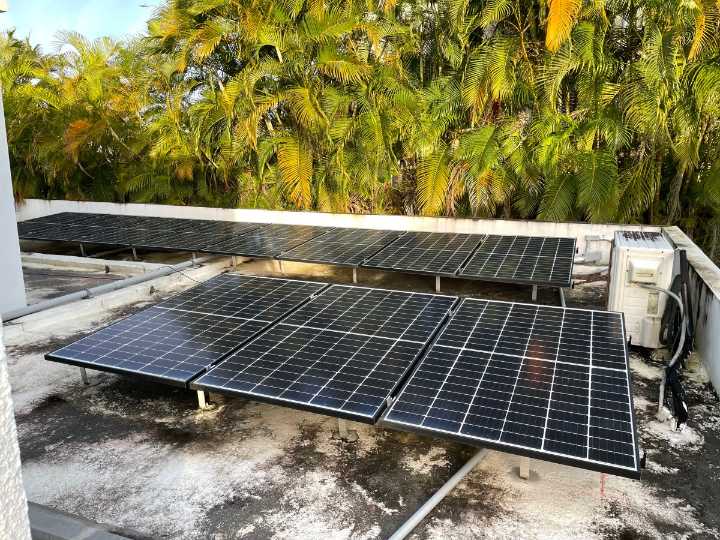 10 % de la electricidad consumida en Puerto Rico proviene de placas solares en techos, según reporte de IEEFA