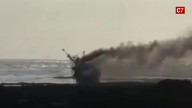 Se incendia un barco atunero encallado en Órzola y rescatan a cinco tripulantes
