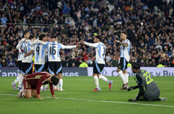 Una "despedida" a puro fútbol: Argentina goleó a Venezuela, con dos de Messi y uno de Lautaro