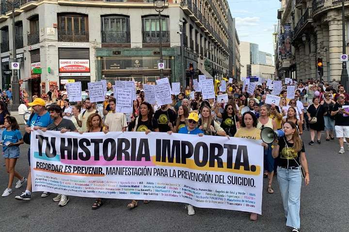 Clamor popular en Madrid por la prevención del suicidio: "Queremos más recursos
en la tierra, no más estrellas en el cielo"