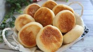 Con menos de medio kilo de harina, hacé una docena de pancitos en sartén súper fáciles, económicos y rendidores