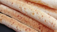 Chipalitos: hacé estos grisines de chipá con pocos ingredientes, súper rendidores y crocantes