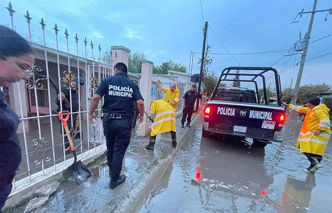 Recorren colonias afectadas por lluvias en Múzquiz